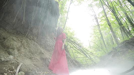 年轻女人在神秘的森林里视频的预览图