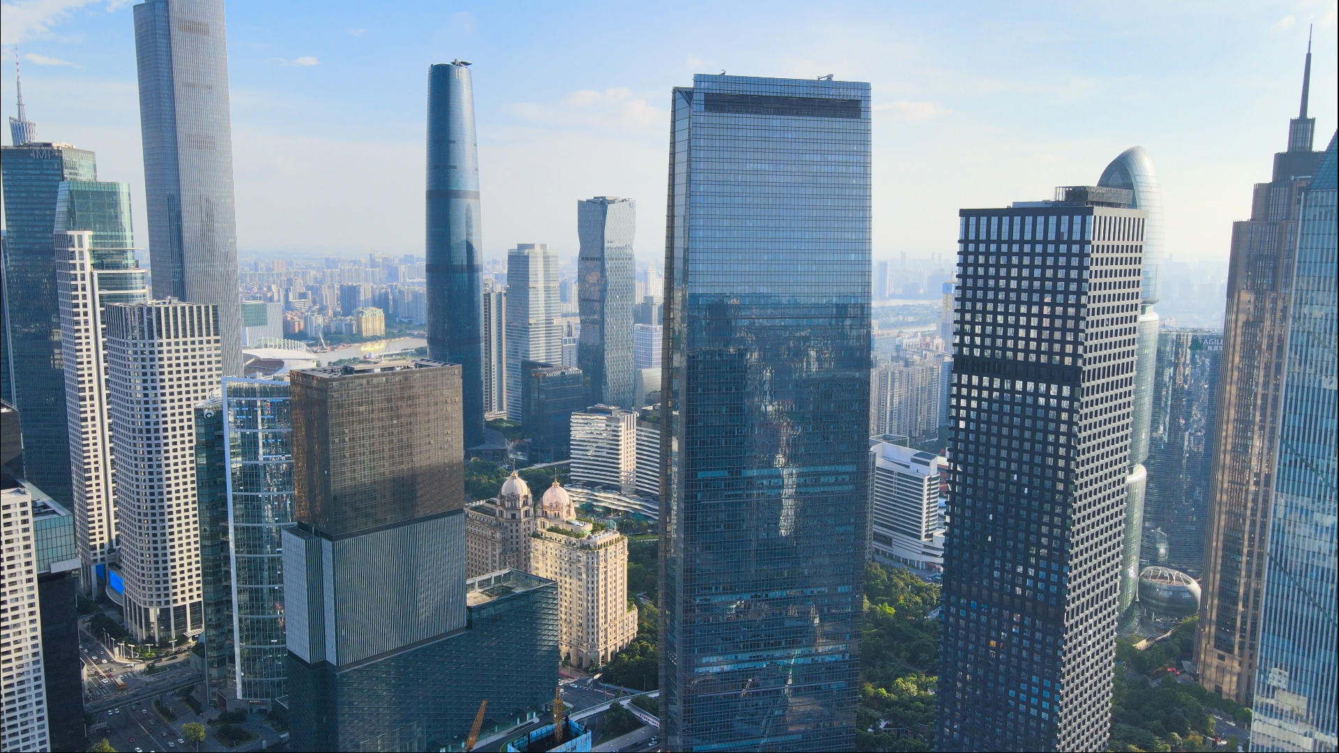 4k高清航拍广州CBD摩天大楼建筑群视频的预览图