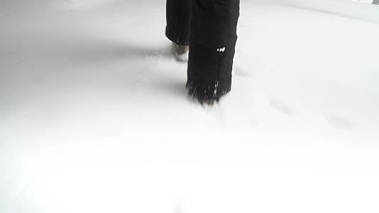 冬天 女人的腿在森林深雪中行走视频的预览图