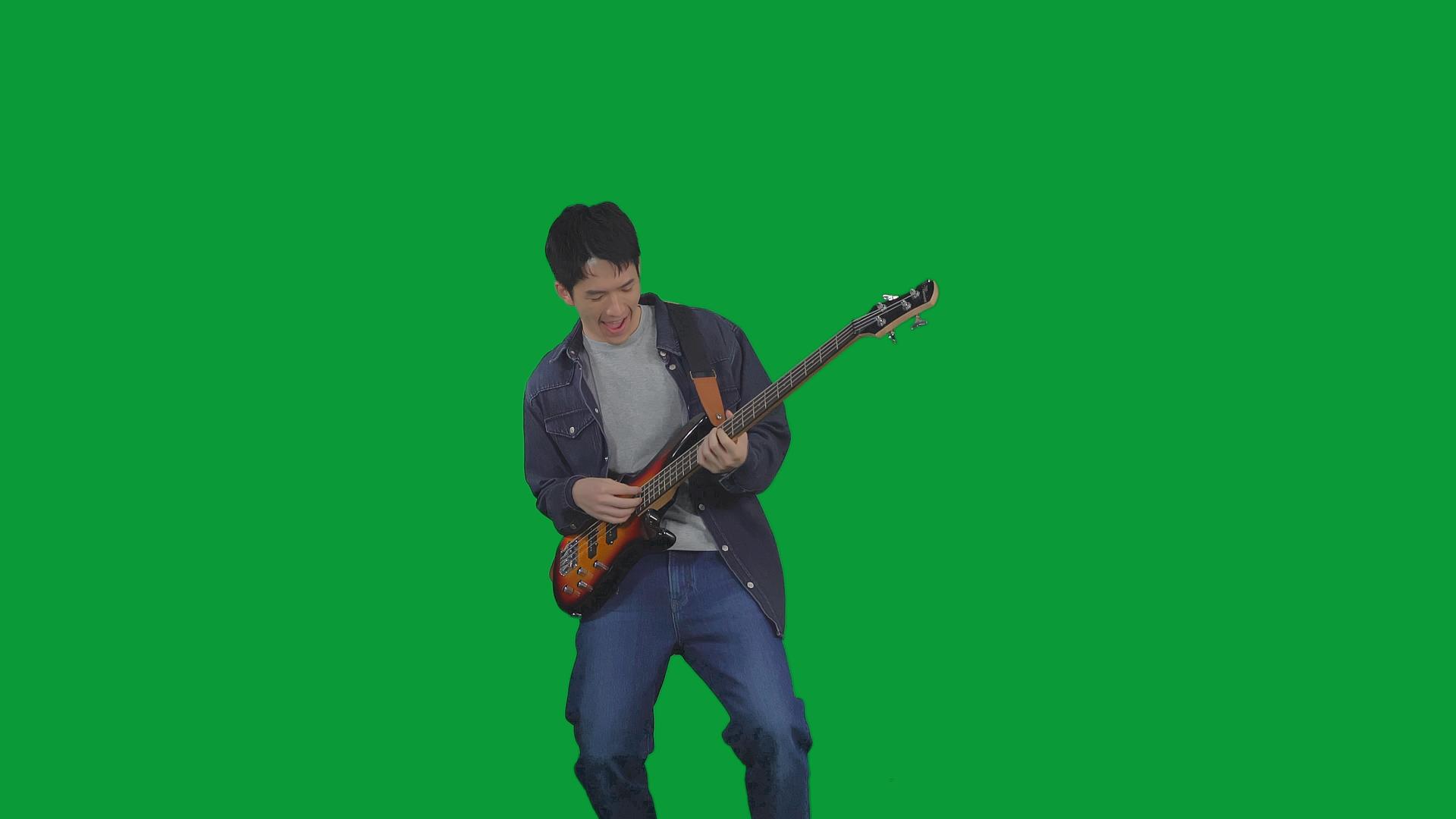 4K绿幕男青年兴奋的弹吉他视频的预览图