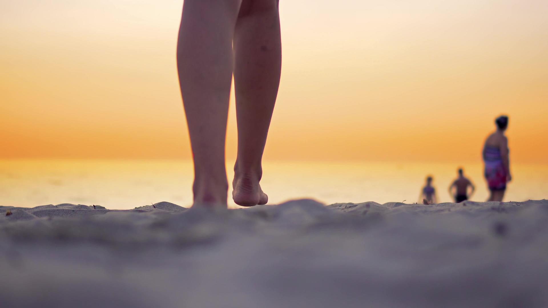 比基尼人适合女性在海滩上走向海水的电影观点视频的预览图