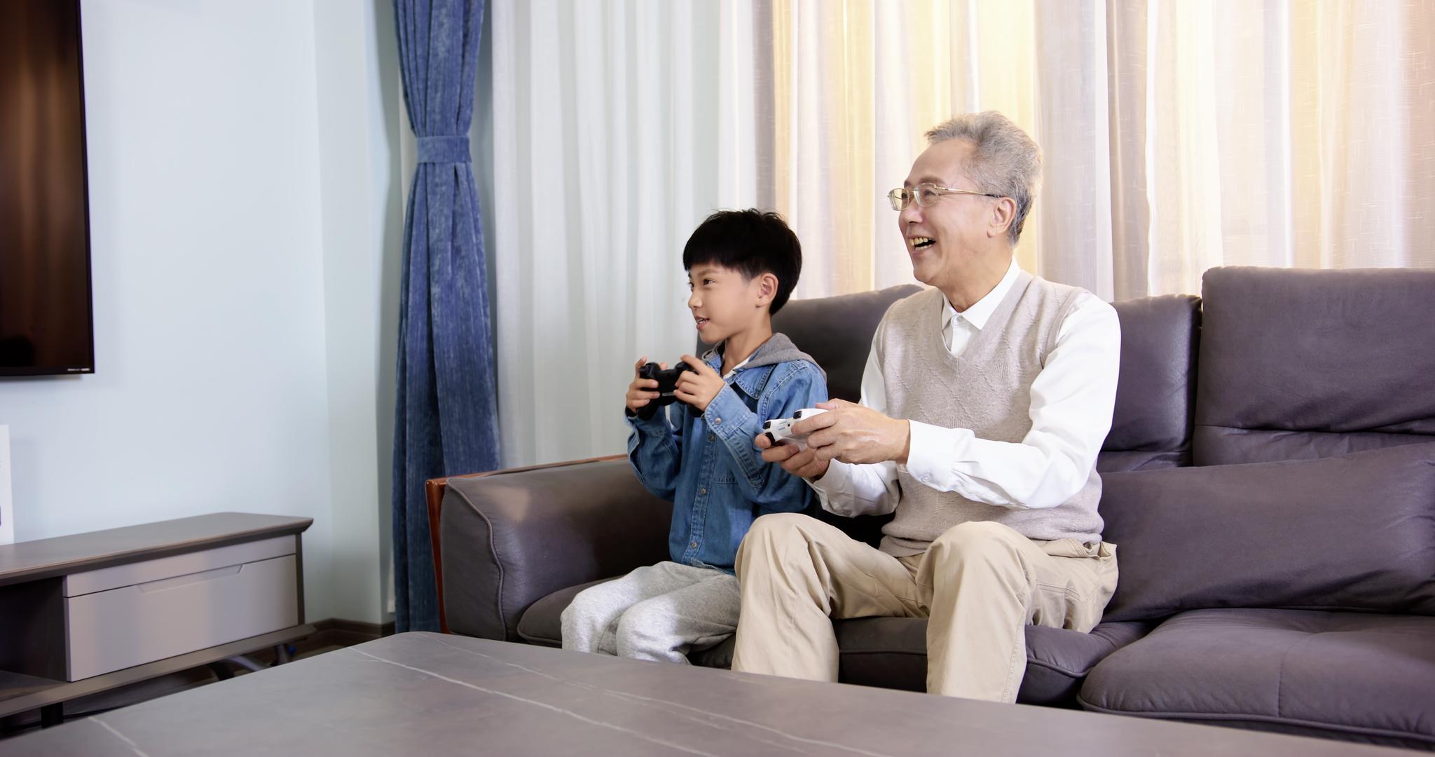 祖孙在客厅一起玩手柄游戏视频的预览图