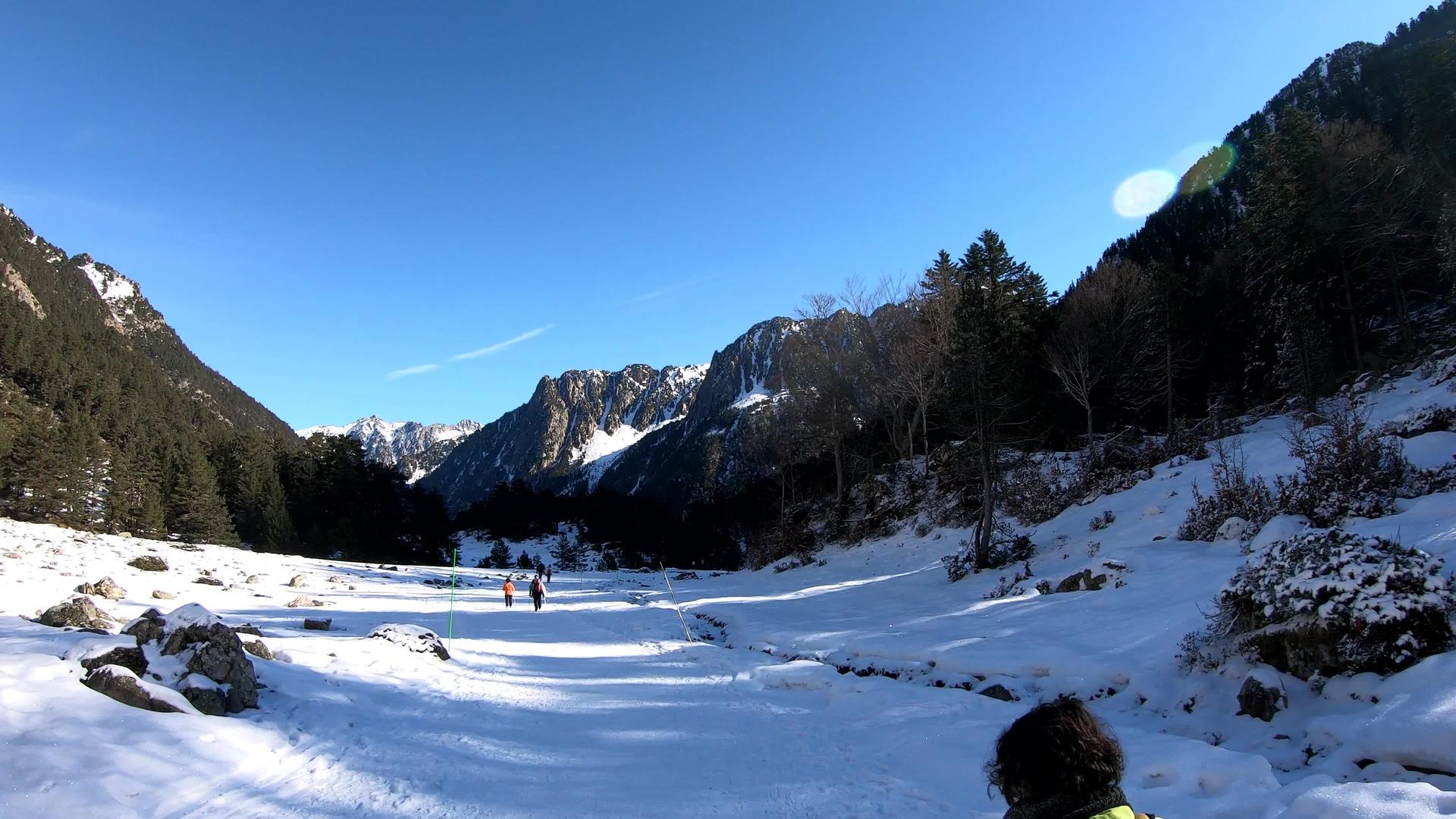 女人们在雪地比利牛斯山上行走视频的预览图