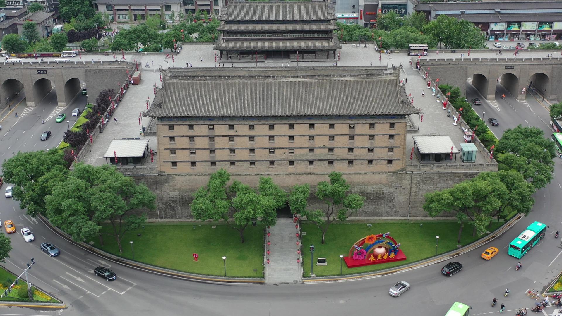 西安城墙东门航拍视频的预览图