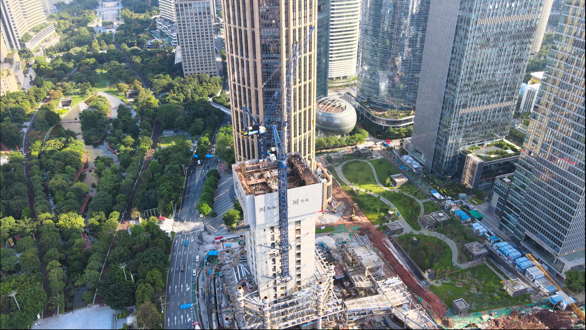 4k高清航拍广州CBD写字楼建筑工地视频的预览图