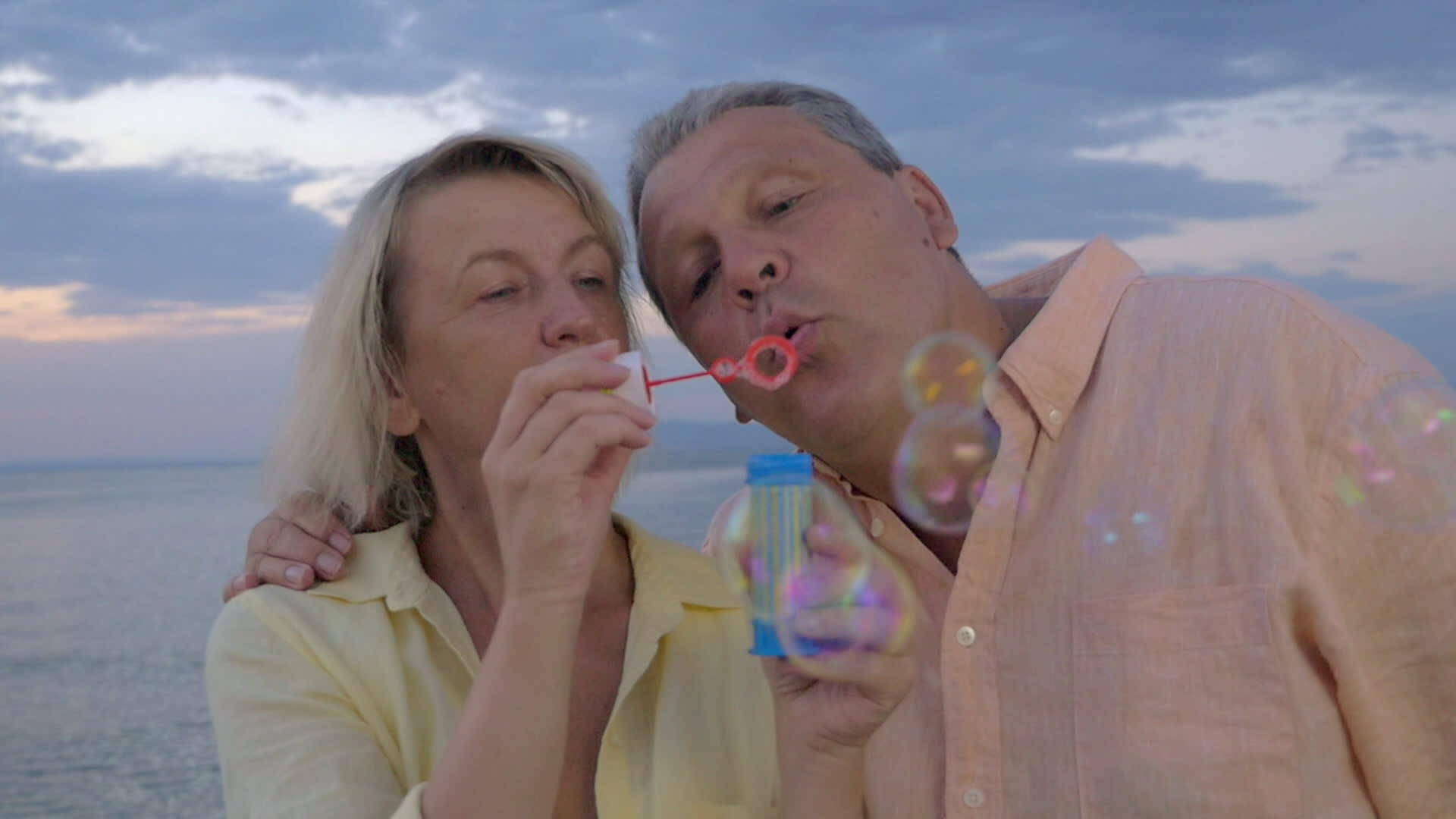 老夫妇在海边吹泡泡视频的预览图