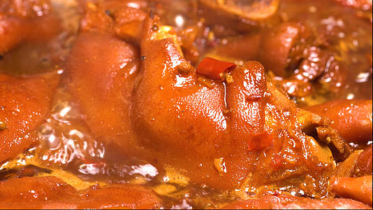 麻辣卤味猪蹄在滚沸的锅中美食摄影4k视频的预览图