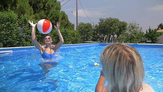 快乐家庭花时间在游泳池里视频的预览图