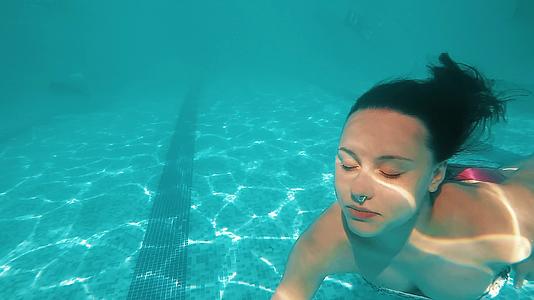 美丽的女孩游泳表现出积极的情绪视频的预览图