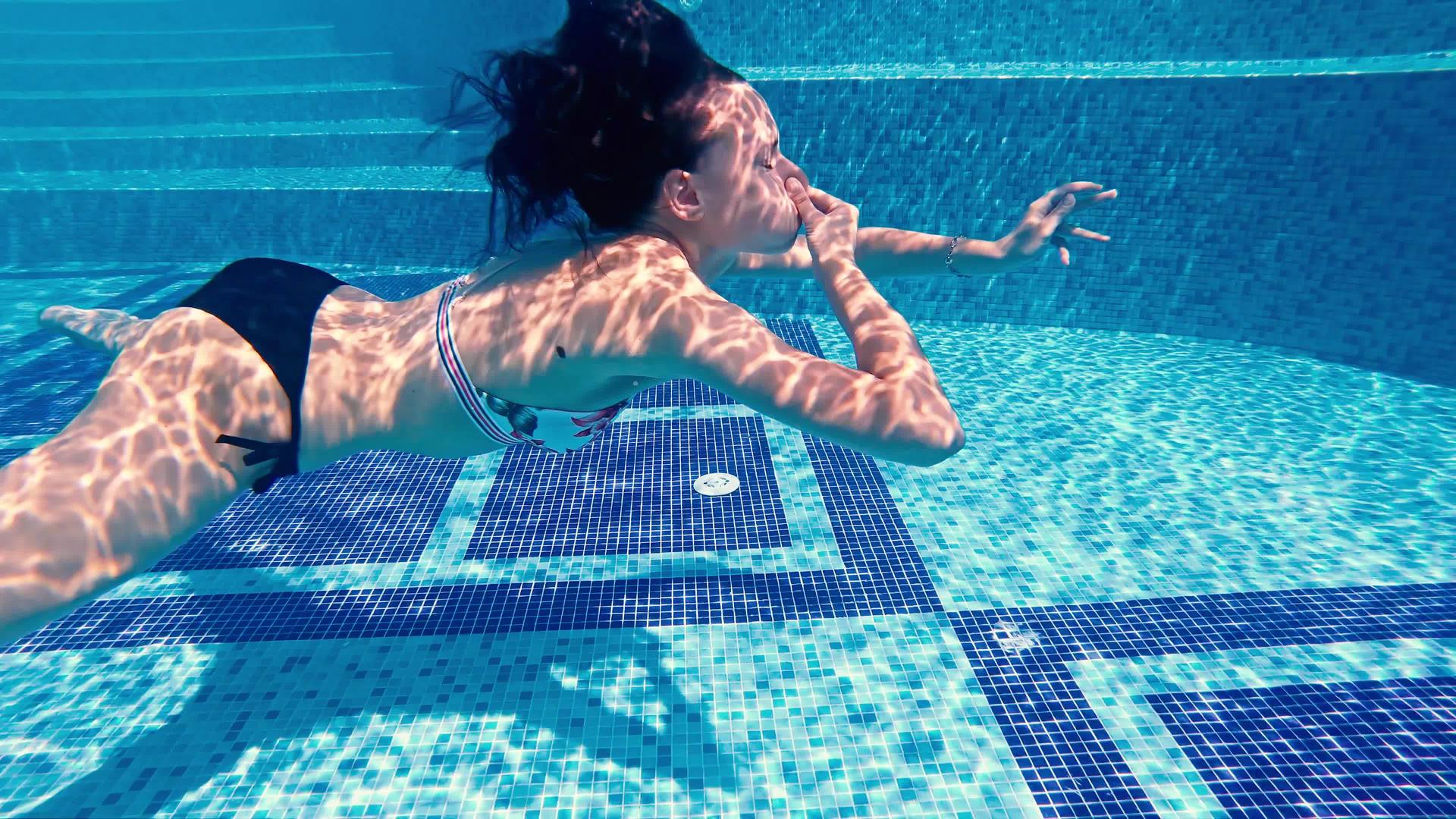 在豪华的游泳池中游泳时有吸引力的着鼻子慢慢地移动视频的预览图
