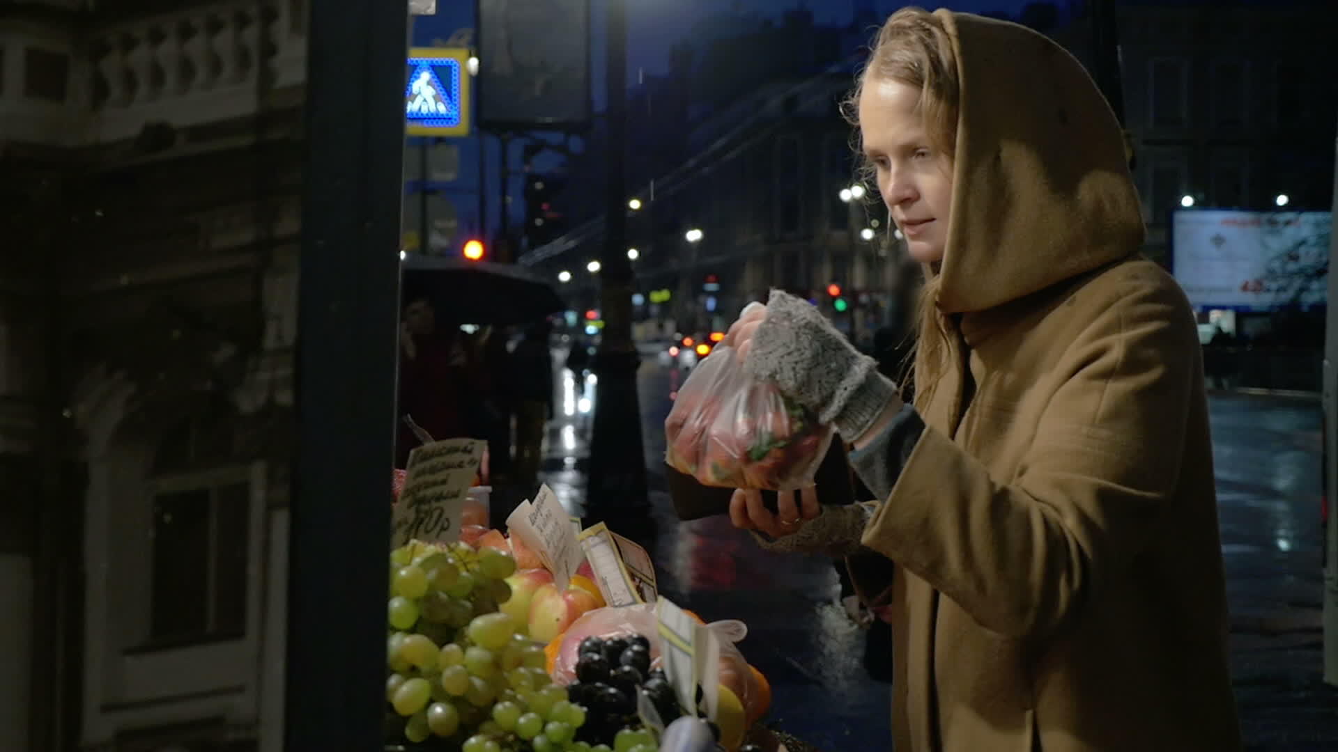 女性在户外市场买水果视频的预览图