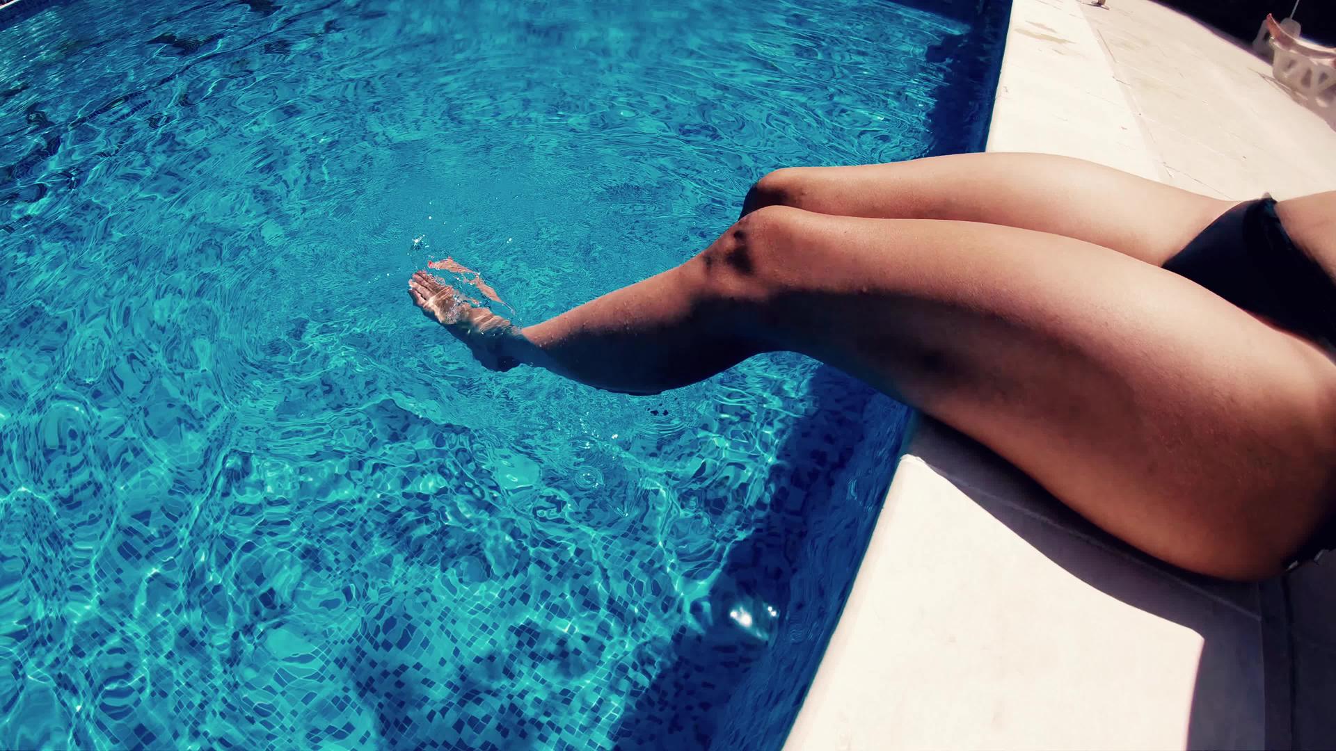 女人在游泳池里用腿喷洒慢慢清凉视频的预览图