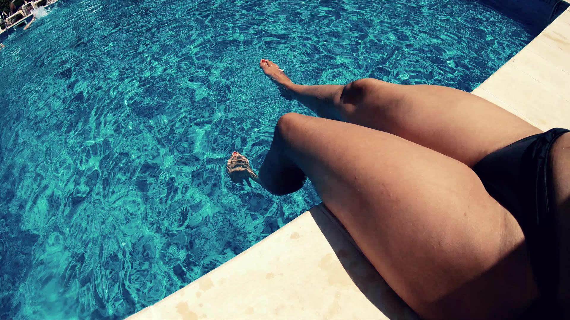 在阳光明媚的一天女人们在游泳池里有新鲜的腿视频的预览图