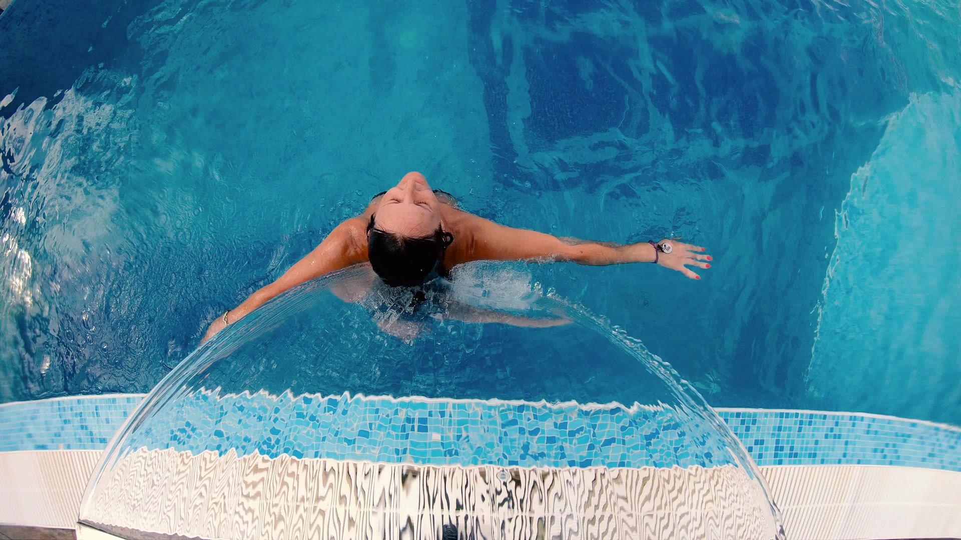 女性在游泳池的水下享受水疗视频的预览图