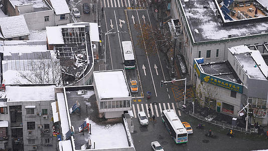 冬天航拍雪景街景交通道路汽车斑马线人行道4k素材视频的预览图