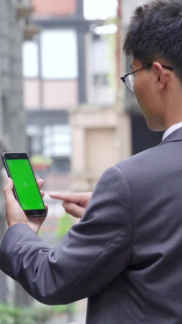 商务办公室男士户外使用绿幕手机接电话办公室视频的预览图