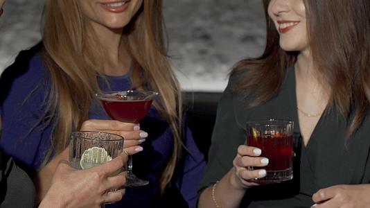 三名女性朋友在酒吧喝鸡尾酒杯时被枪杀视频的预览图