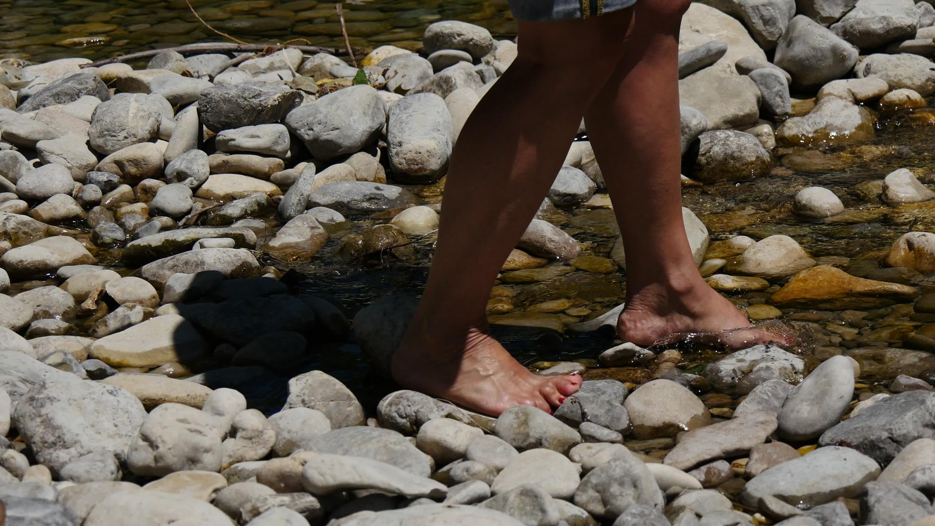 在河边行走的女人的腿和脚视频的预览图