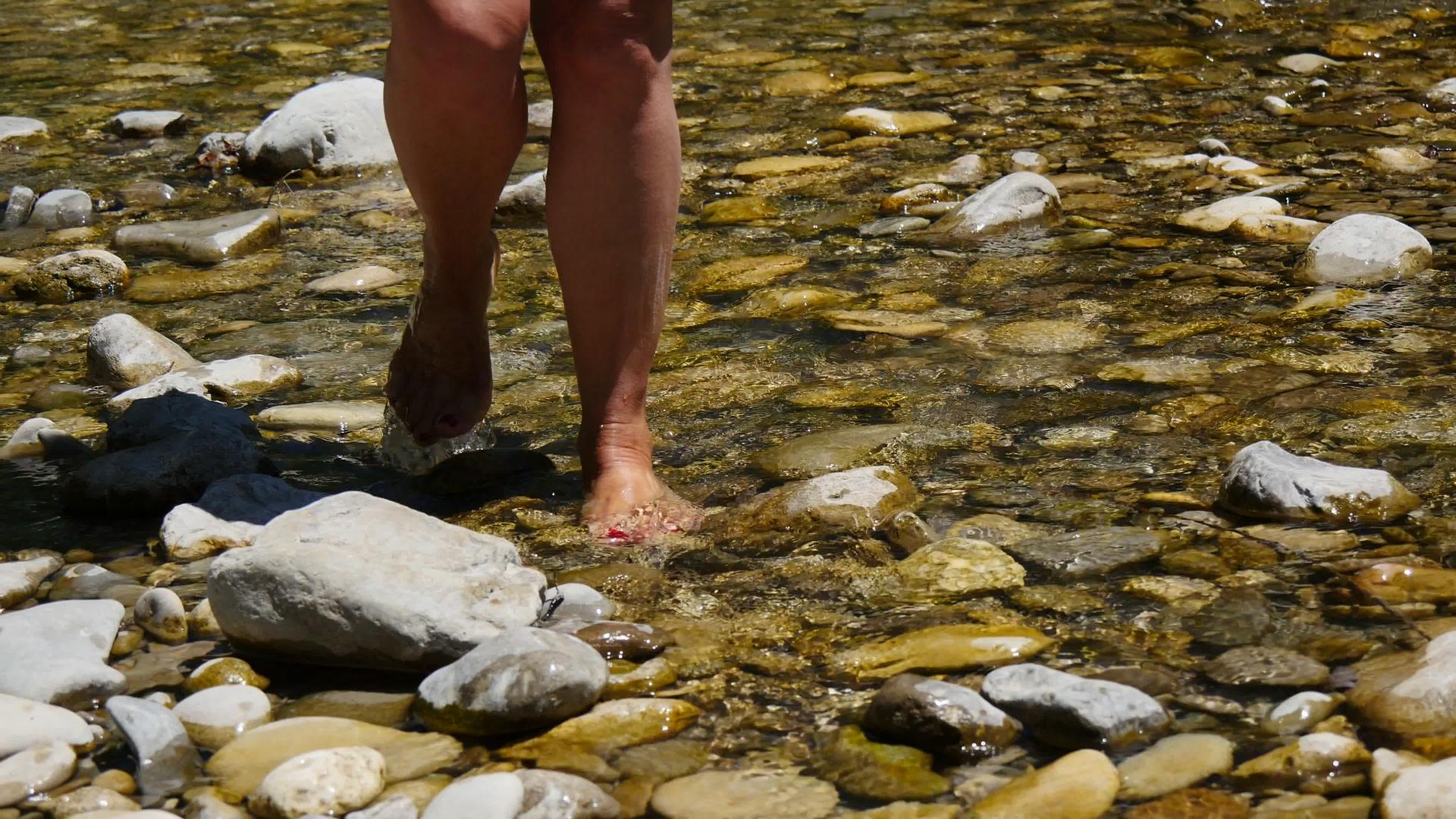 在河边行走的女人的腿和脚视频的预览图