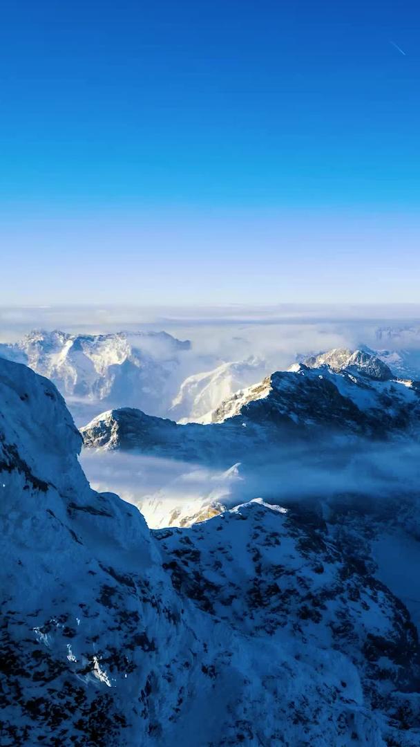 新疆天山雪山云海翻腾延迟视频的预览图