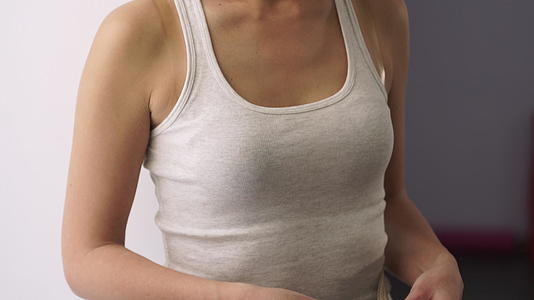 女性用腰来测量腰部是一个令人满意的结果视频的预览图