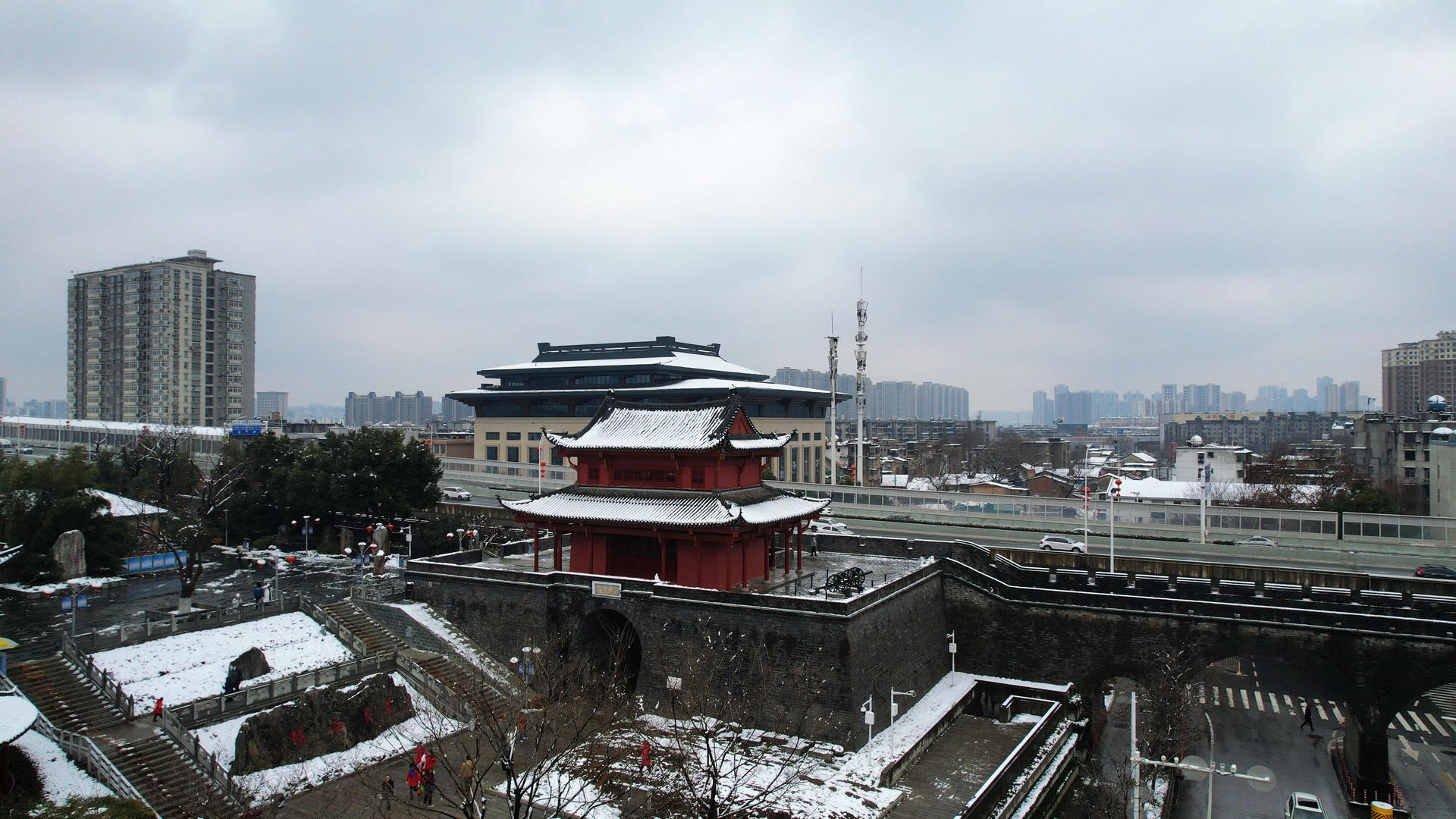 航拍武汉起义门历史建筑古城门冬天雪景4k素材视频的预览图