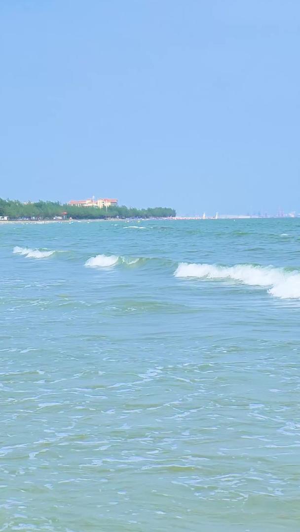 实拍升格海边沙滩浪花自然风光视频的预览图