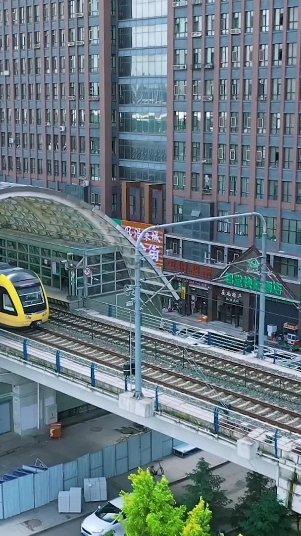 多角度航拍穿梭于城市之间的地铁轻轨材料集合视频的预览图