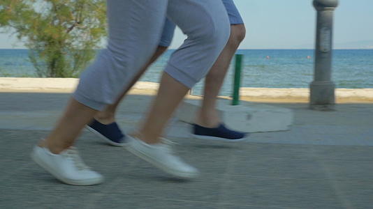 两个人沿着大海在路上奔跑视频的预览图