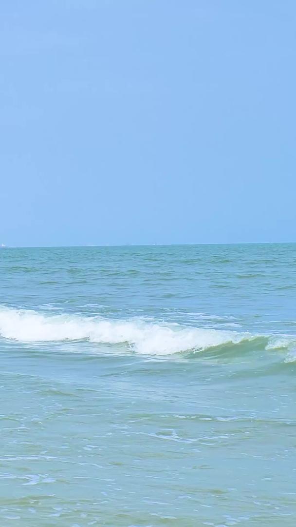 实拍升格海边沙滩浪花自然风光视频的预览图