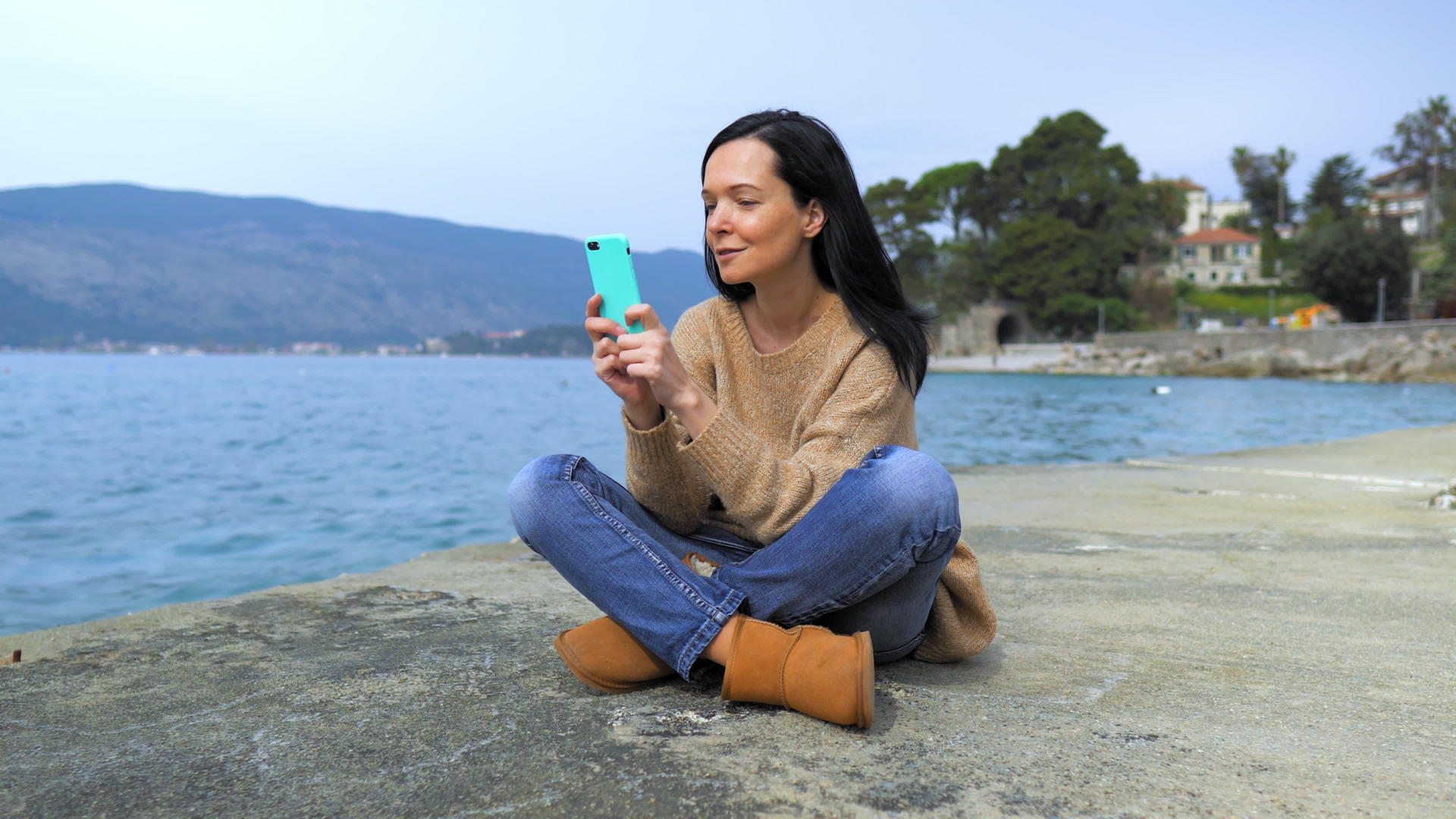 棕色手机在地中海城市使用视频的预览图