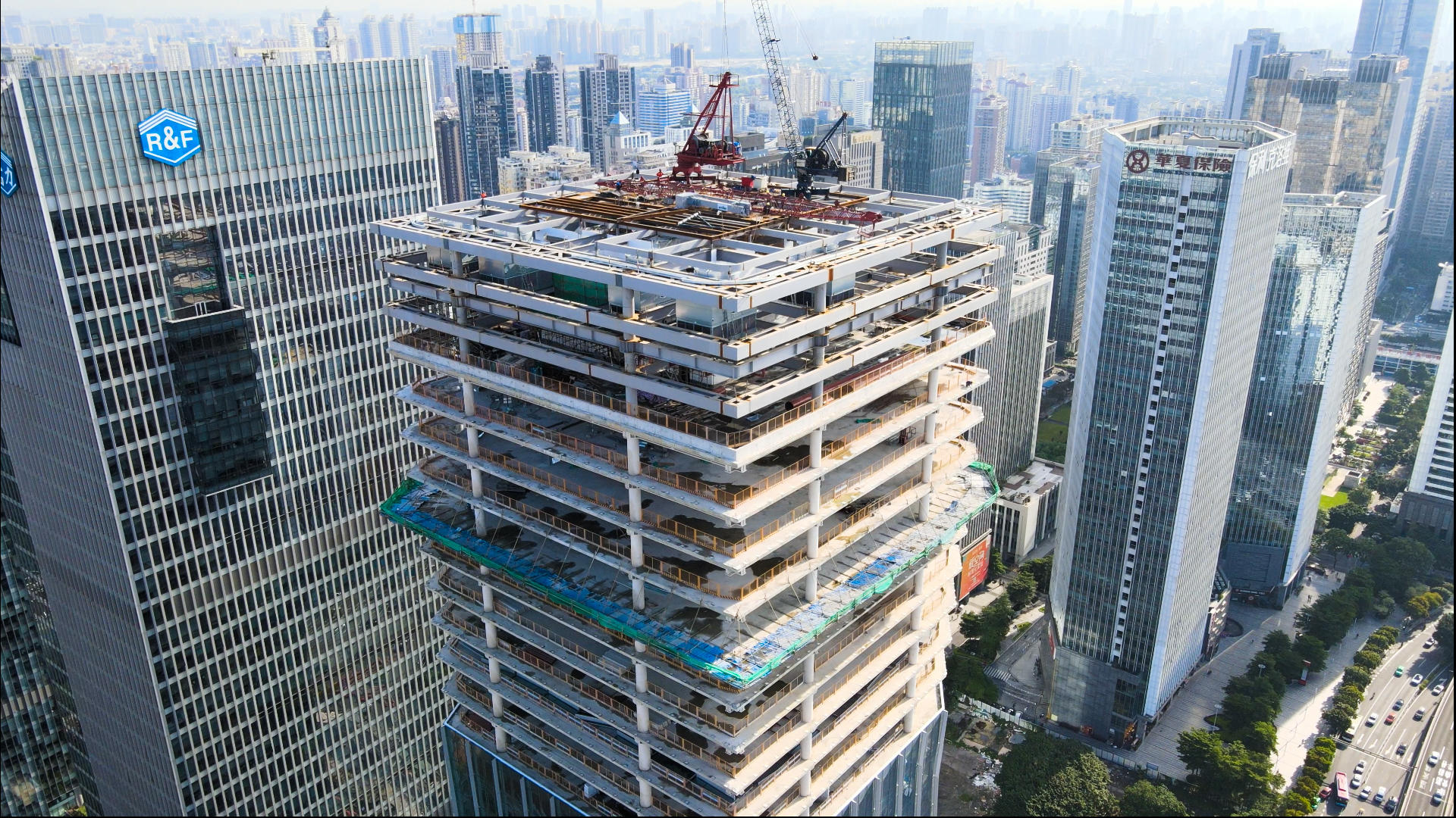 4k高清航拍广州一线城市CBD摩天大楼上的建筑工地视频的预览图