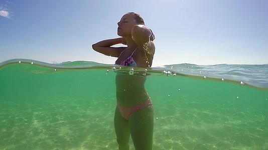 美丽的女孩在海里享受幸福Gopro圆顶半水下风景视频的预览图