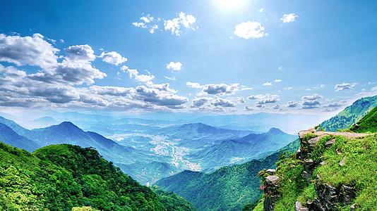 清新山峰蓝天白云自然风光视频的预览图