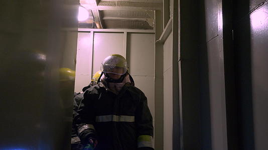 女消防队员在黑暗隧道中接受专业训练视频的预览图