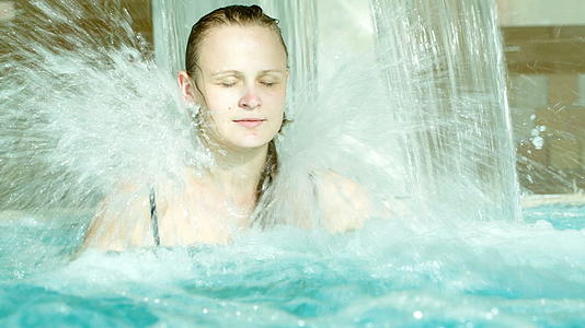女人在游泳池里洗澡视频的预览图