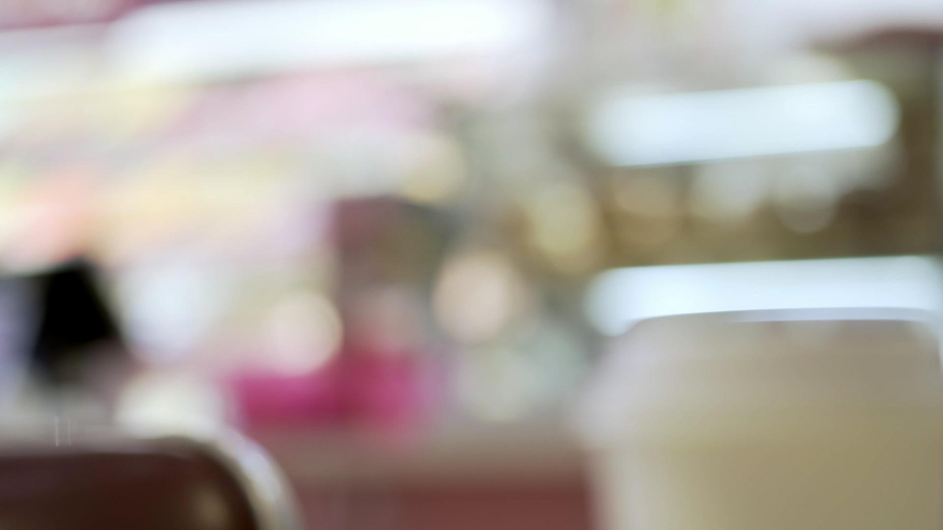 在柏林的一家甜甜圈店咖啡杯里加入了奶油布、糖霜和糖霜视频的预览图