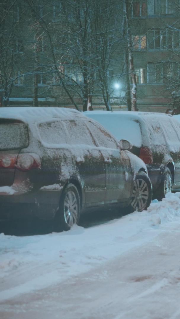 茫茫大雪厚厚的雪地上汽车艰难地行走视频的预览图