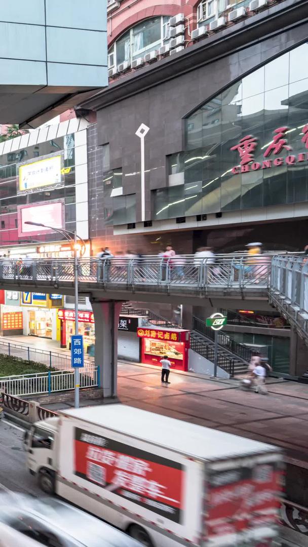 重庆延时地铁站人流车流视频的预览图