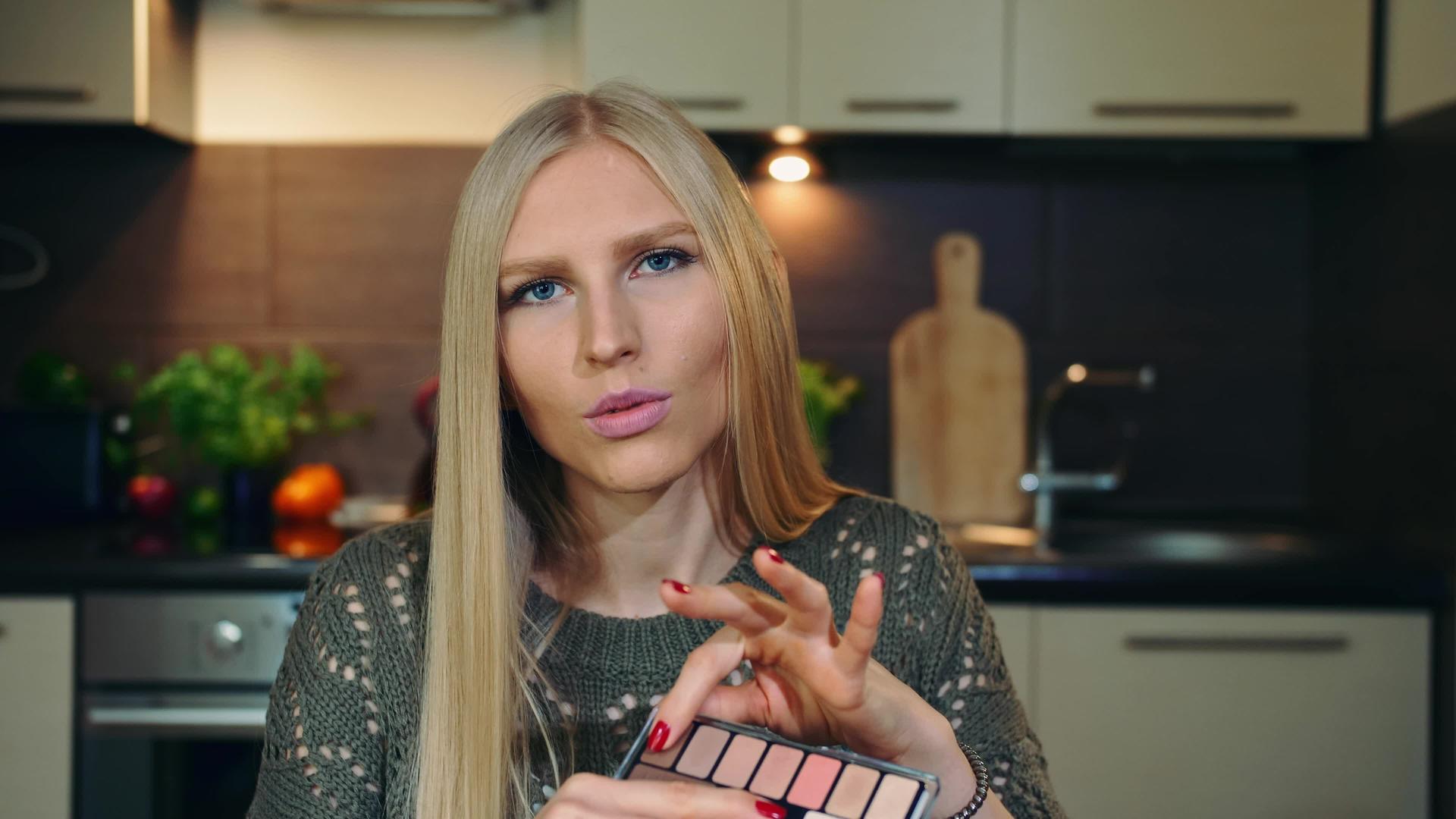 年轻的Vlogger谈论化妆眼影阴影视频的预览图