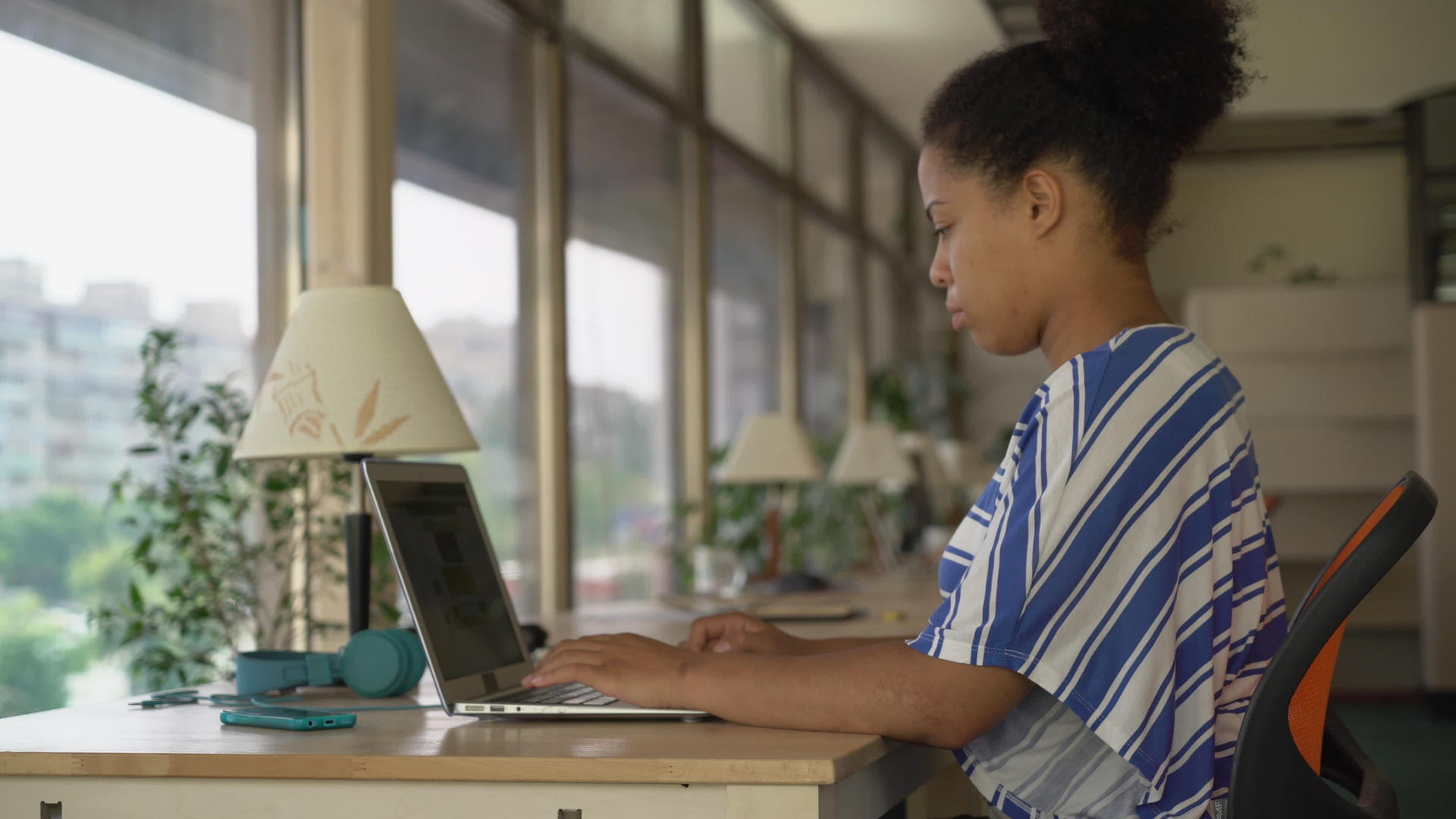 有吸引力的年轻女性商业年轻女性在办公室电脑上工作视频的预览图