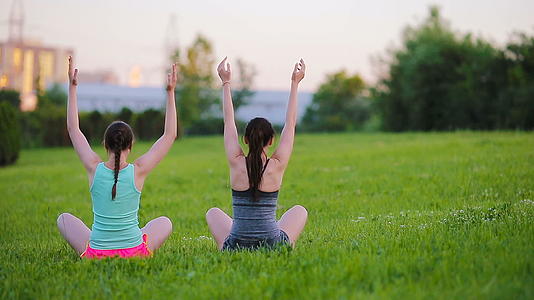 年轻活跃的健身女性在公园里户外锻炼两个运动女孩视频的预览图