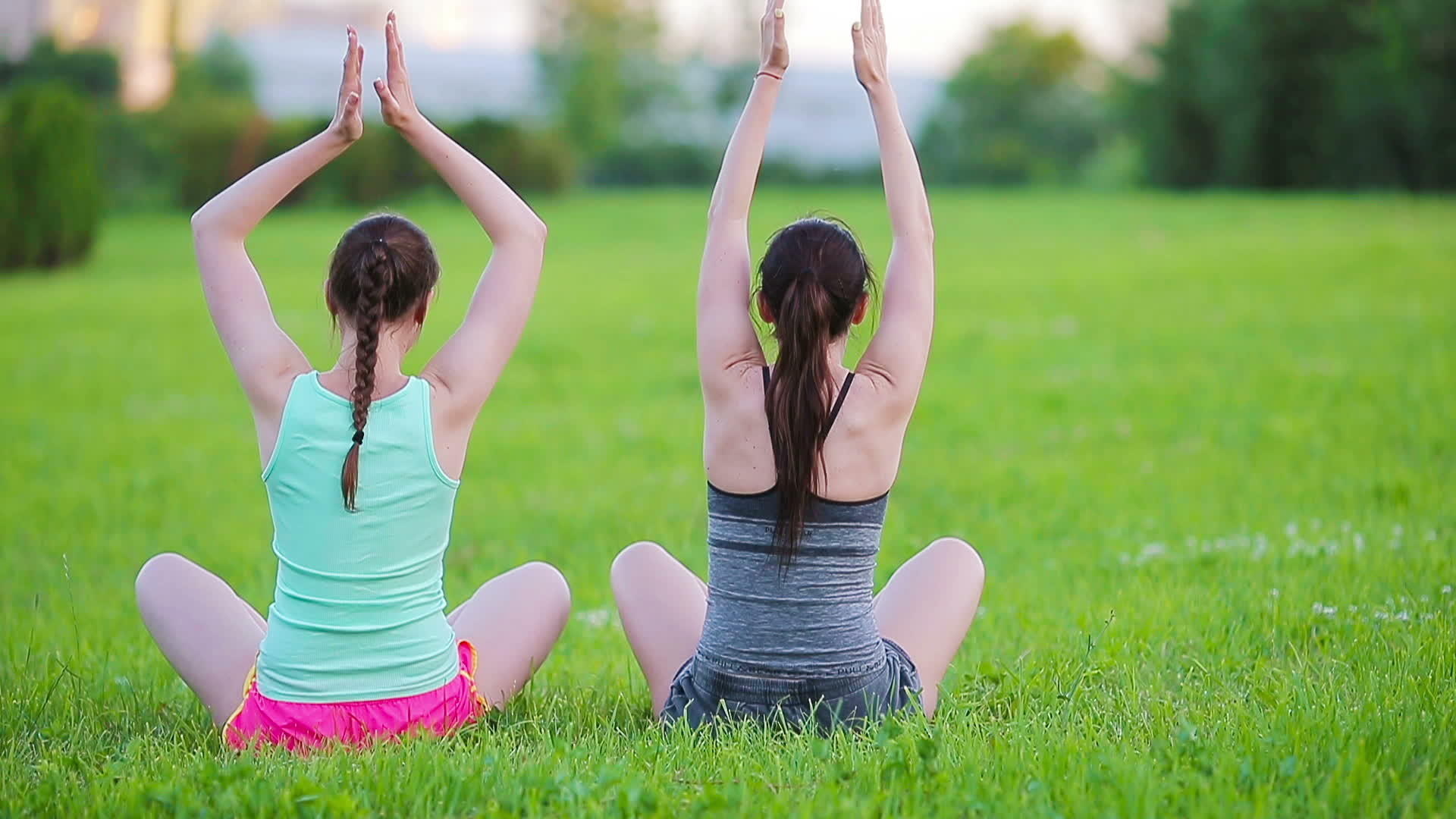 年轻活跃的健身女性在公园里户外锻炼两个运动女孩视频的预览图