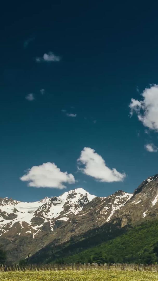 雪山河流地头延时云层变化视频的预览图