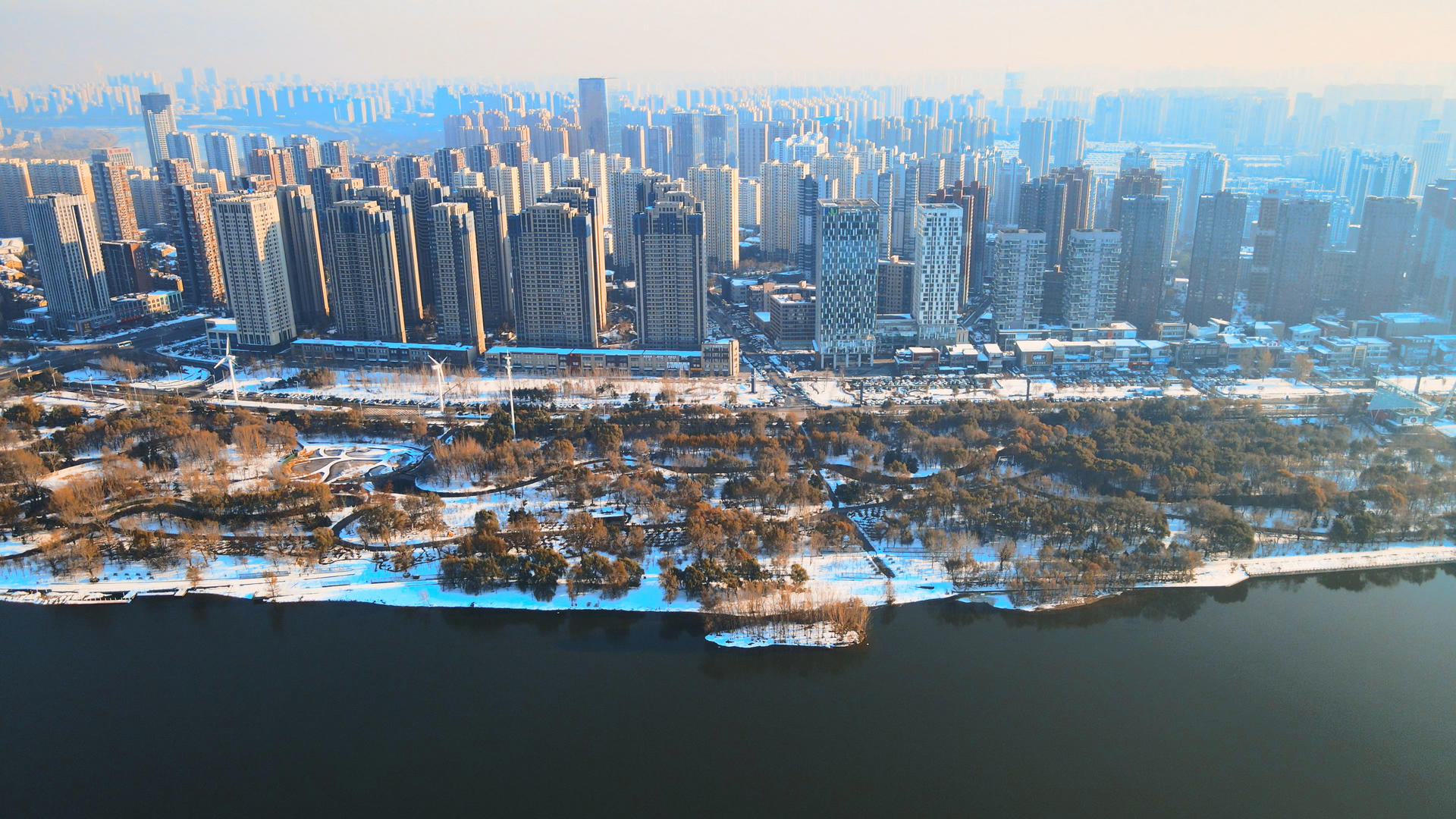 4K大气航拍冬季沈阳长白岛森林公园城市风貌视频的预览图