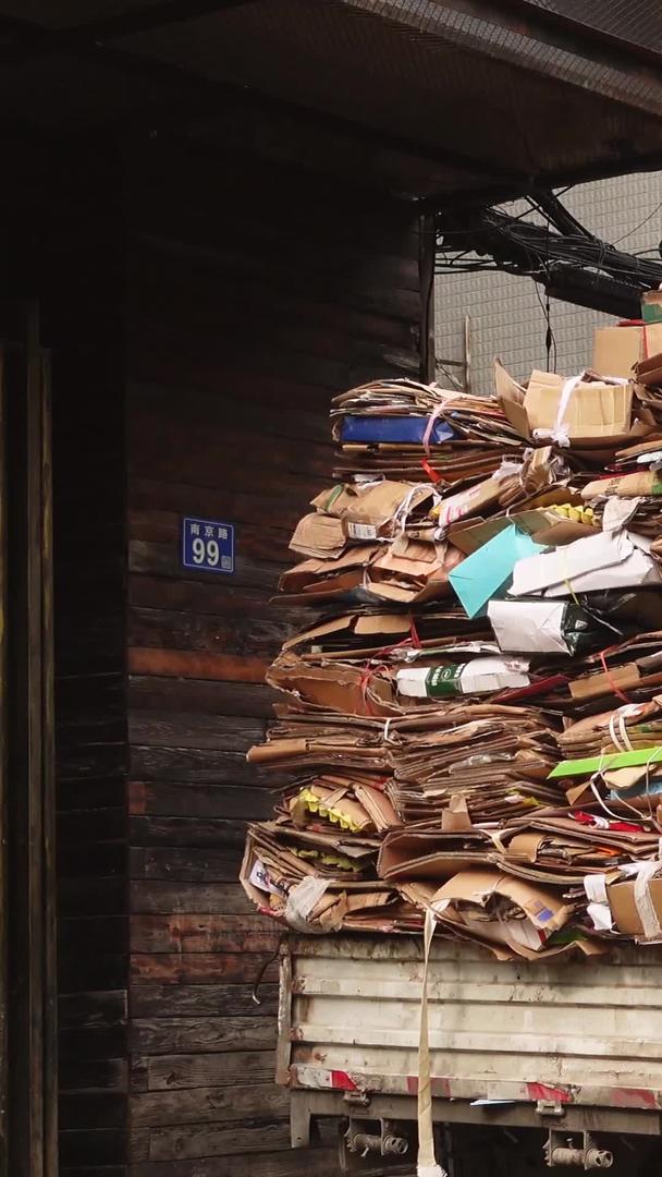 运输清理杂物废物回收材料视频的预览图