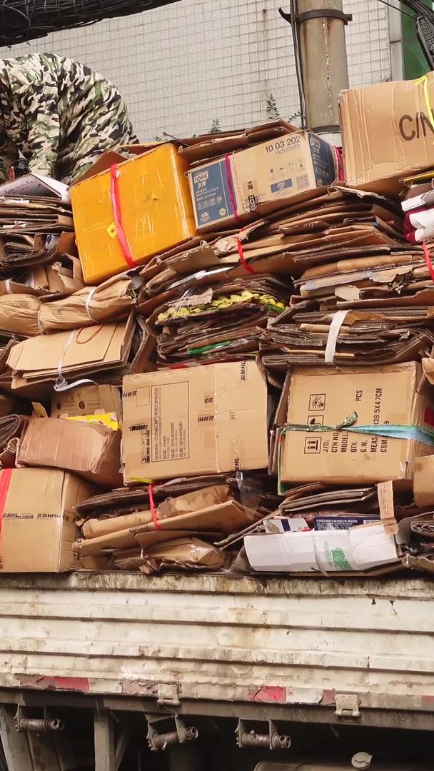 运输清理杂物废物回收材料视频的预览图