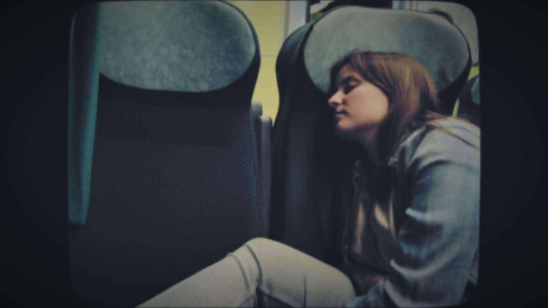 女游客睡在火车上视频的预览图