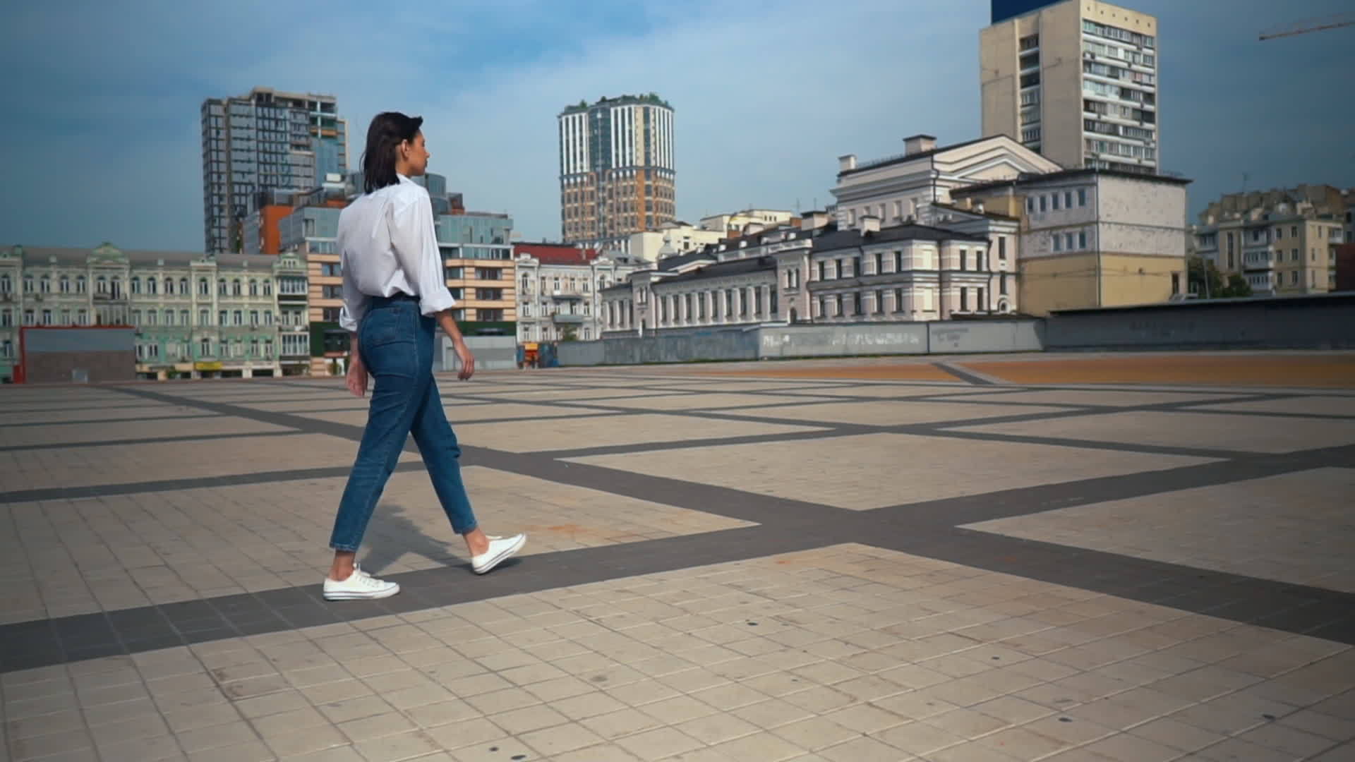 城市游客夏季步行视频的预览图