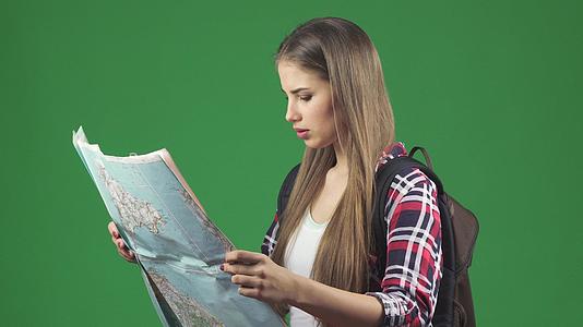 美丽的年轻女性观光女游客看地图视频的预览图